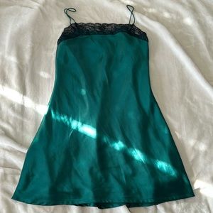 NWOT ABERCROMBIE EMERALD MINI SLIP DRESS W LACE DETAIL. SIZE M